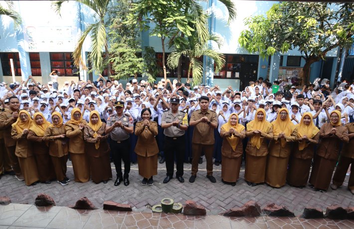 Kunjungan KAPOLSEK MULYOREJO Kompol Subadri Tegaskan Penegakan Disiplin dan Keselamatan Siswa